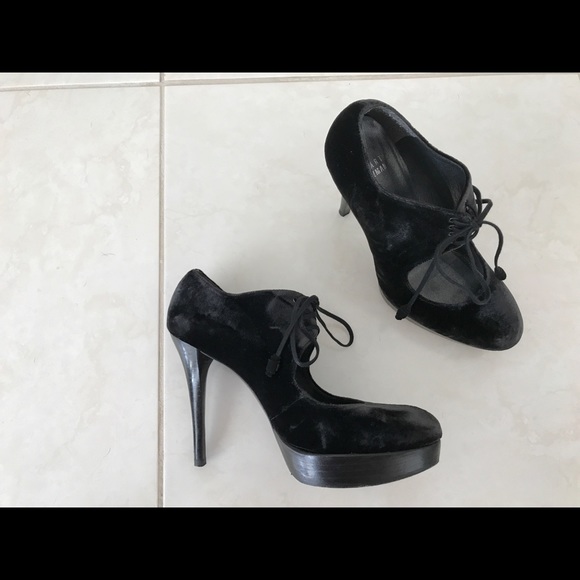 Gorgeous Black velvet Stuart Weitzman heels. - Picture 5 of 7